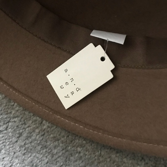 Tan Women’s Cloche Bell Derby Hat MUST GO - Picture 3 of 4